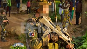 Des soldats de l'armée française portent sur leur uniforme un patch aux références nazies explicites, comme on le voit ici.