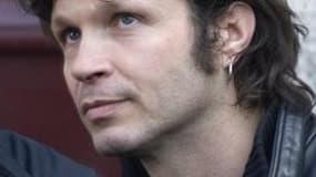 Le chanteur du groupe Noir Désir, Bertrand Cantat, participera le 13 octobre, dix jours après son retour sur scène, à un concert de solidarité avec les sinistrés du séisme de février au Chili, a annoncé lundi la salle qui accueillera l'événement à Mérigna