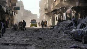Une ambulance se rend sur les lieux d'une attaque des forces pro-régime qui a visé un quartier de la ville d'Idlib, au nord de la Syrie, tenue par les rebelles, le 1er décembre 2024. 