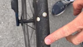 Lilian Calmejane victime de clous sur la 2e étape du Tour de France.