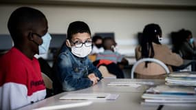 Des élèves portant le masque à l'école - Image d'illustration 