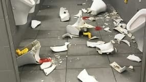 Les toilettes du Parc des Princes après la rencontre de quart de finale face à l'OM, mercredi soir. 