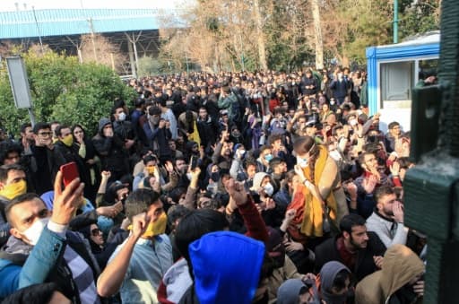 Des étudiants iraniens manifestent devant l'université de Téhéran, le 30 décembre 2017 Des étudiants iraniens manifestent devant l'université de Téhéran, le 30 décembre 2017