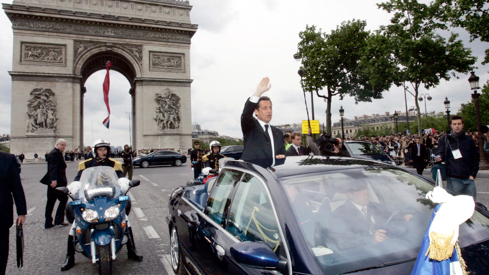 Nicolas Sarkozy à bord de la somptueuse Peugeot 607 Paladine Nicolas Sarkozy à bord de la somptueuse Peugeot 607 Paladine