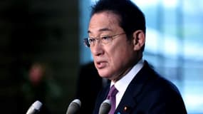 Le Premier ministre japonais Fumio Kishida répond aux questions des journalistes à Tokyo le 11 janvier 2022, après un tir d'un "missile balistique présumé" par la Corée du Nord