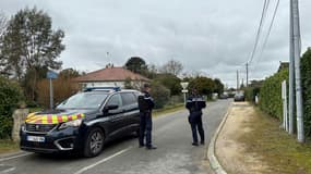 Des gendarmes sécurisent la zone à Méreau, dans le Cher, après l'enlèvement du cofondateur de Ledger, le 23 janvier 2025