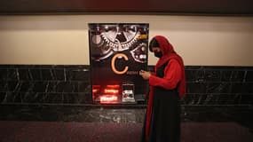 Une femme passe devant l'affiche du festival du court-métrage de Téhéran le 19 octobre 2021. (Photo d'archive)