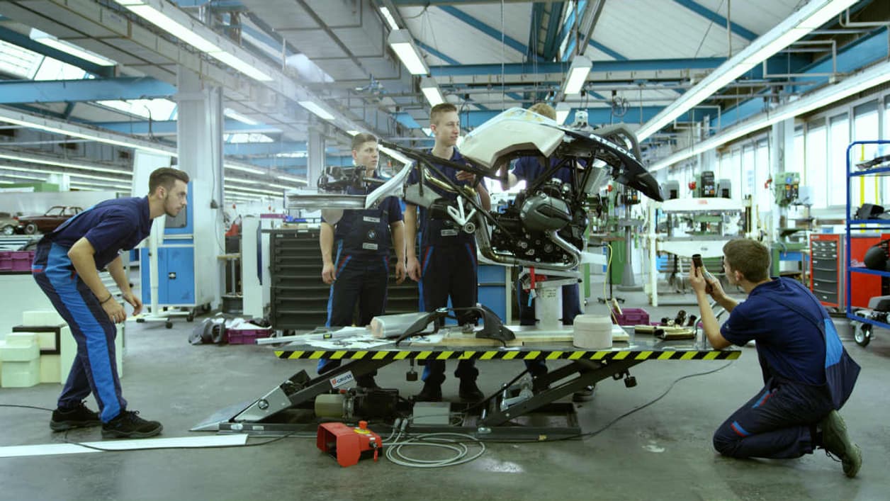 Les apprentis de BMW Motorrad au travail sur la version 1:1 de la moto volante. Les apprentis de BMW Motorrad au travail sur la version 1:1 de la moto volante.