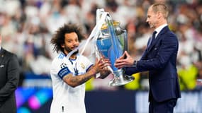 Marcelo recevant le trophée de la Ligue des champions des mains d'Aleksander Ceferin, le 29 mai 2022