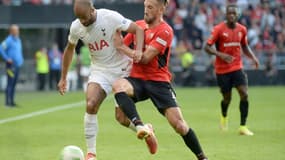 Flavien Tait presse Lucas Moura lors de la rencontre entre Rennes et Tottenham dans le cadre de la première journée de Ligue Europa Conférence jeudi 16 septembre 2021 à Rennes