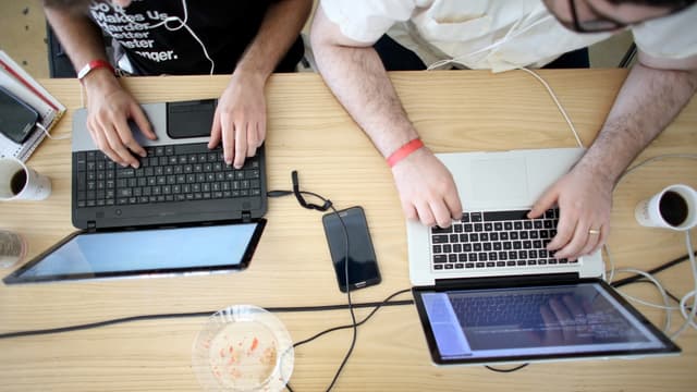 Même si leurs bureaux sont proches, certains salariés préfèrent parfois envoyer des emails plutôt que de se parler.
