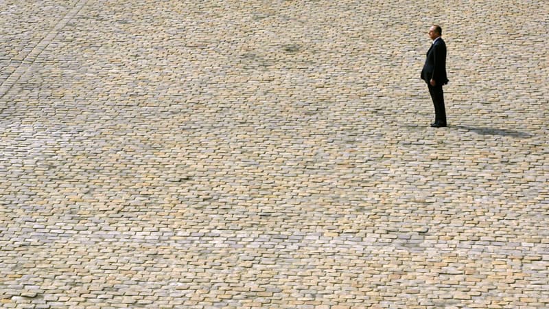 L'ancien président Jacques Chirac, en mai 2004, dans la cour de l'Hôtel des Invalides.