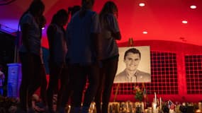 Les gens rendent hommage à l'activiste conservateur Charlie Kirk lors d'une veillée à la bougie organisée devant un mémorial improvisé au Orem City Center Park, à Orem, dans l'Utah, au lendemain de son assassinat, le 11 septembre 2025.