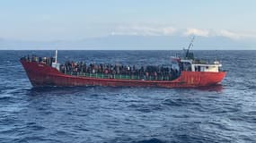Un bateau sous pavillon turque de migrants en mer Egée récupéré par les autorités grecques (PHOTO d'ILLUSTRATION)