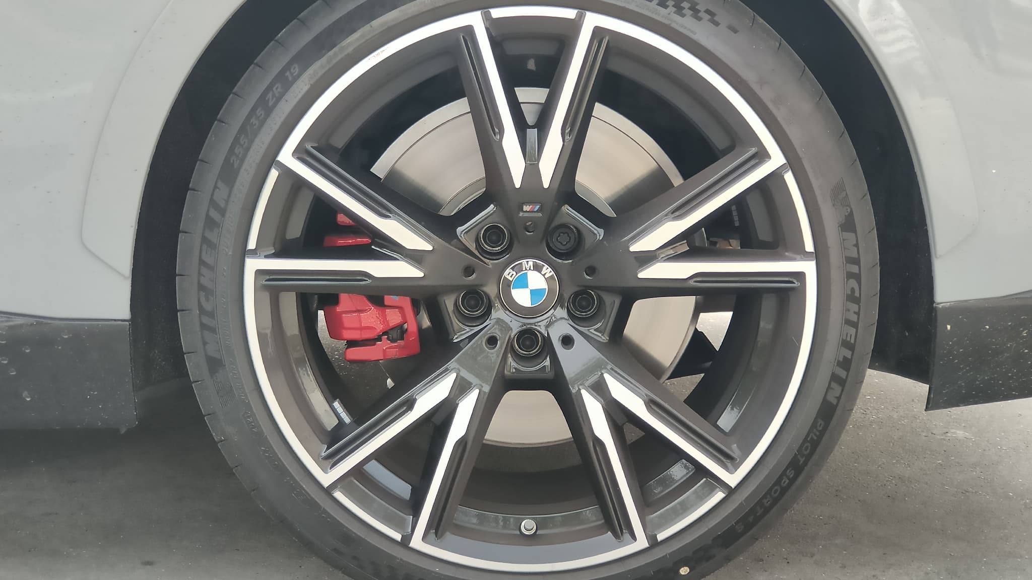 Des jantes magnifiques... mais attention aux trottoirs ! Des jantes magnifiques... mais attention aux trottoirs !