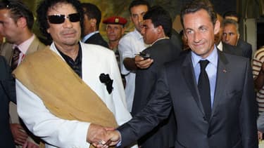 Mouammar Kadhafi et Nicolas Sarkozy en 2007.