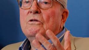 Selon Le Figaro, Jean-Marie Le Pen gardera la haute main sur les finances du Front national après son départ de la direction du parti en janvier prochain, via un microparti indispensable au financement du FN. /Photo prise le 29 août 2010/REUTERS/Pascal Ro