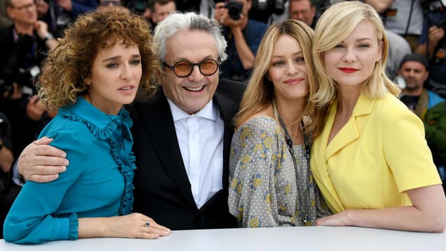 George Miller, entouré des trois jurées Valeria Golino, Vanessa Paradis et Kirsten Dunst à Cannes le 11 mai 2016