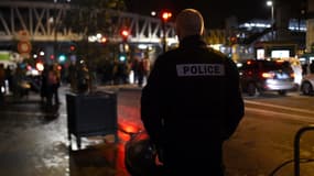 Un policier devant le théâtre des Bouffes du Nord à Paris, où Emmanuel Macron assistait à une pièce de théâtre vendredi 17 janvier 2020.