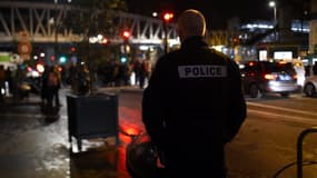 Un policier devant le théâtre des Bouffes du Nord à Paris, où Emmanuel Macron assistait à une pièce de théâtre vendredi 17 janvier 2020.