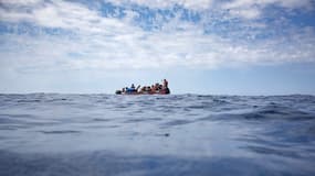 Au moins douze personnes se seraient trouvées à bord du bateau qui a coulé