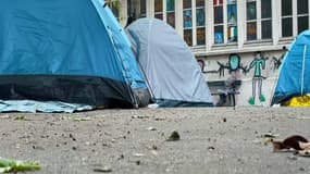 Des tentes ont été installées dans la cour de l'école, en raison du manque de place à l'intérieur.