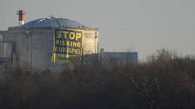 La banderole déployée par des militants de Greenpeace qui se sont introduits dans la centrale de Fessenheim, le 18 mars 2014.