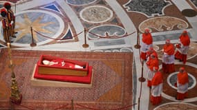 Le corps du pape François repose dans la basilique Saint-Pierre au Vatican, le 23 avril 2025.