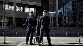 Des agents de police devant la cour d'assises de Grenoble, le 2 novembre 2015.