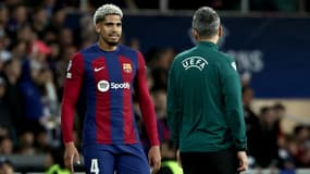 Ronald Araujo, défenseur du Barça, s'adressant au quatrième arbitre lors du quart de finale retour de Ligue des champions, 16 avril 2024