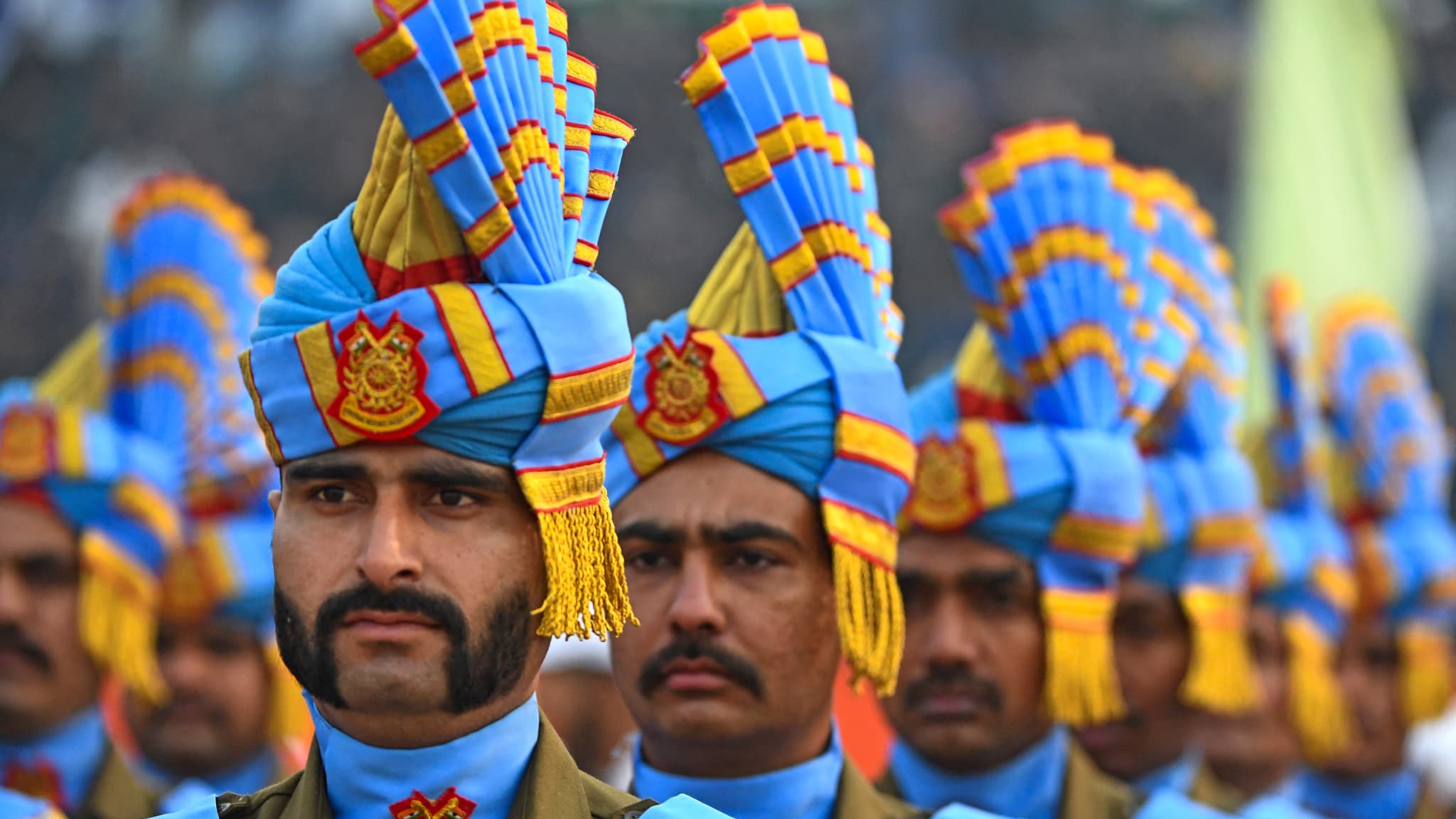 Des soldats indiens défilent lors de la parade du Jour de la République à Srinagar, le 26 janvier 2024.
