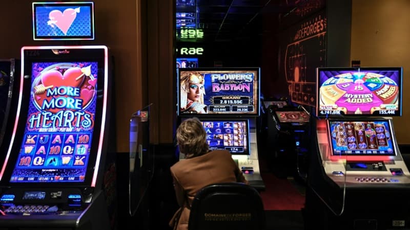 Regarder la vidéo Comment des escrocs parviennent à pirater des machines de casino avec un smartphone