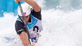 Tony Estanguet a décroché sa troisième médaille d'or olympique dans l'épreuve de slalom en canoë monoplace des Jeux de Londres. /Photo prise le 31 juillet 2012/REUTERS/Suzanne Plunkett