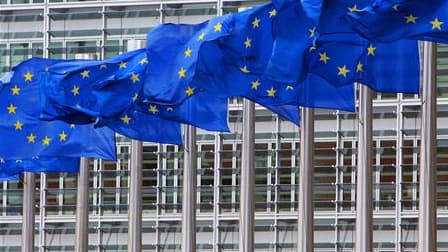 Selon les chiffres de l'office statistique Eurostat, l'Union européenne comptait 501,1 millions de personnes au 1er janvier 2010, soit un accroissement de 1,4 million de personnes en un an. /Photo d'archives/REUTERS/Yves Herman