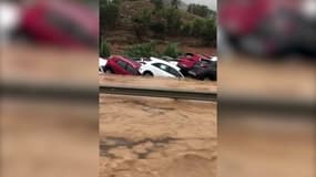 Les images de dizaines de voitures englouties par les eaux après de violentes inondations à Valence