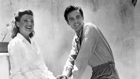 L'acteur français Louis Jourdan et sa femme, en 1948.