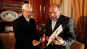 Le président tunisien Moncef Marzouki (à droite) et Rached Ghannouchi, chef du parti Ennahda. Le président tunisien Moncef Marzouki a chargé vendredi le ministre de l'Intérieur sortant, Ali Larayedh, membre de la frange dure du parti islamiste Ennahda, de