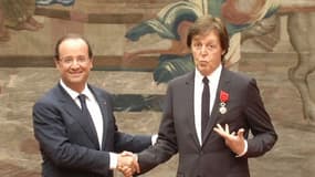 Paul McCartney décoré de la Légion d'honneur par François Hollande en septembre 2012, à l'Elysée.