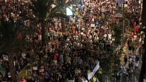 Des centaines de milliers d'Israéliens ont défilé samedi soir dans différentes villes du pays (comme ici à Tel Aviv) pour réclamer une baisse du coût de la vie ainsi que des changements sociaux, gagnant leur pari d'une forte mobilisation pour faire pressi