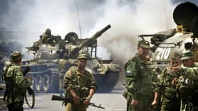 Des soldats et des chars russes - Image d'illustration 