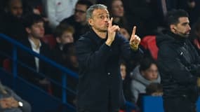 Luis Enrique en train de donner ses consignes lors d'un match du PSG au Parc des Princes, le 2 novembre 2024