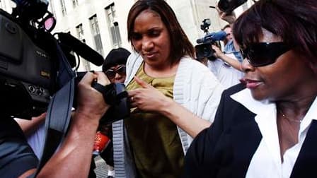 Nafissatou Diallo (au centre), qui accuse Dominique Strauss-Kahn de l'avoir agressée sexuellement en mai dernier à New York, a rencontré mercredi pendant près de huit heures les procureurs chargés de l'affaire. /Photo prise le 27 juillet 2011/REUTERS/Shan