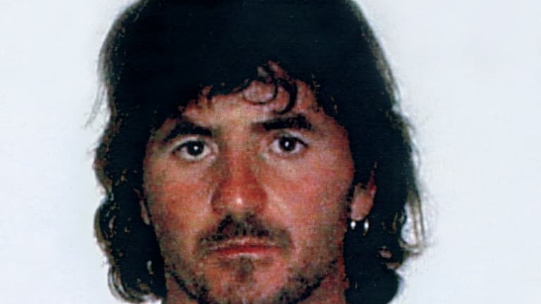 Photo d'Yvan Colonna prise le 4 juillet 2003 après son arrestation en Corse pour l'assassinat du préfet Erignac