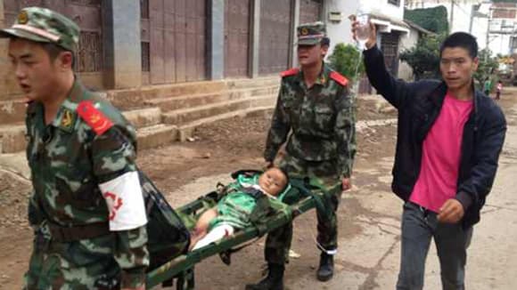 Des secouristes transportent un blessé après un tremblement de terre survenu dimanche dans le sud-ouest de la Chine. Des secouristes transportent un blessé après un tremblement de terre survenu dimanche dans le sud-ouest de la Chine.