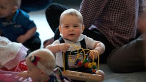 Le prince George entouré de bébés et de jouets, le 9 avril, à Wellington, en Nouvelle-Zélande.