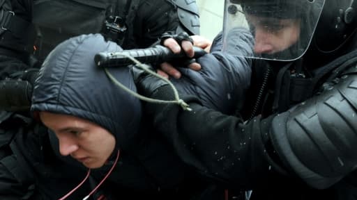 Interpellation par la police biélorusse lors de manifestations à Minsk, le 25 mars 2017