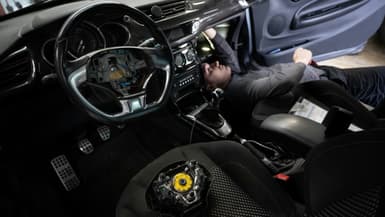 Retrait par un professionnel d'un airbag Takata, dans un garage de Mulhouse, le 19 février 2025 dans le Haut-Rhin
