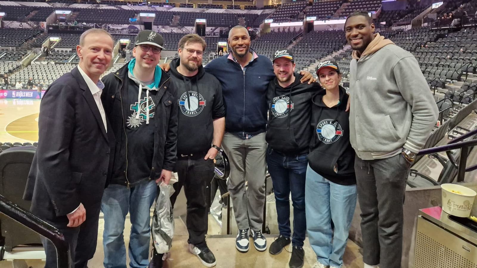 L'association Spurs Nation France a rencontré Vicent Collet, Boris Diaw ou encore Ian Mahinmi lors de son voyage à San Antonio, entre le 23/01 et le 31/01/2024 L'association Spurs Nation France a rencontré Vicent Collet, Boris Diaw ou encore Ian Mahinmi lors de son voyage à San Antonio, entre le 23/01 et le 31/01/2024