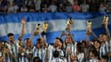 Lionel Messi et ses coéquipiers célèbrent leur victoire au Mondial avec le public du stade Monumental, le 24 mars 2023.