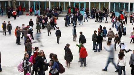La sécurisation des lycées, la formation des professeurs et la cohésion des personnels de l'Education doivent être les priorités dans la lutte contre la violence à l'école, estime le ministre de l'Education nationale, Luc Chatel. /Photo prise le 26 mars 2